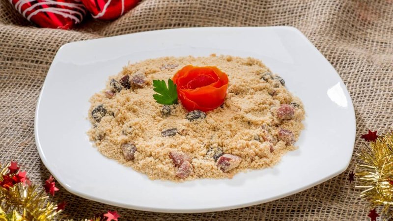 Farofa com bacon (Imagem: henrique ferrera | Shutterstock)