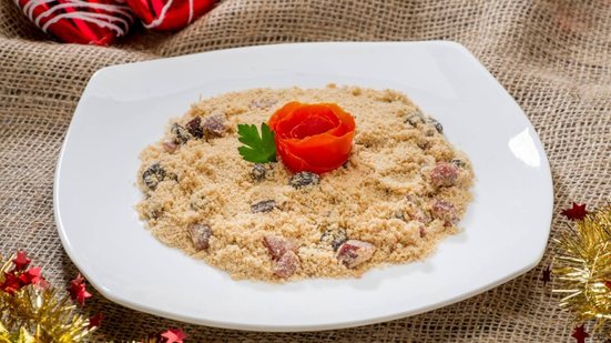 Farofa com bacon (Imagem: henrique ferrera | Shutterstock)