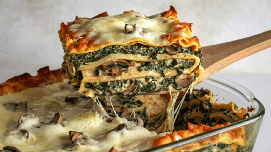 Lasanha de espinafre com cogumelos (Imagem: adrianarcis | Shutterstock)
