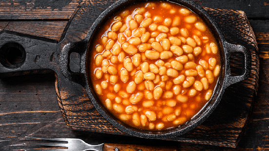 Congelar o feijão é uma alternativa prática para a rotina, mas a forma de armazenar, descongelar e consumir o alimento exige alguns cuidados (Imagem: Mironov Vladimir | Shutterstock)