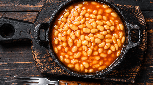 Congelar o feijão é uma alternativa prática para a rotina, mas a forma de armazenar, descongelar e consumir o alimento exige alguns cuidados (Imagem: Mironov Vladimir | Shutterstock)