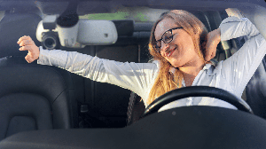 Fazer alongamentos durante o trajeto ajuda a relaxar a musculatura, aliviar tensões e tornar a viagem mais confortável e segura  (Imagem: MYDAYcontent | Shutterstock)