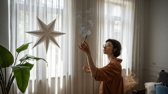 Rituais simples podem ajudar a renovar a energia da casa durante as férias de julho (Imagem: DimaBerlin | Shutterstock)