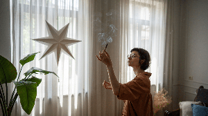 Rituais simples podem ajudar a renovar a energia da casa durante as férias de julho (Imagem: DimaBerlin | Shutterstock)
