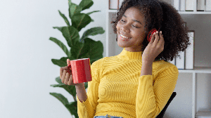 Alternar momentos de estudo e descanso ajuda a manter o foco e evitar a sobrecarga (Imagem: Pickadook | Shutterstock)