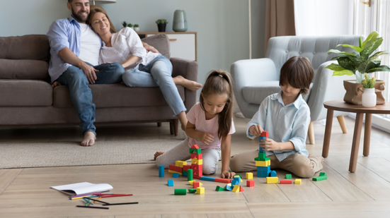 Com alguns cuidados, as férias podem ser mais seguras e tranquilas para toda a família (Imagem: fizkes | Shutterstock)