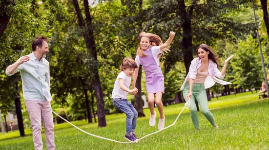 Equilibrar o uso de telas nas férias incentiva imaginação, autonomia, habilidades sociais e fortalece o vínculo afetivo (Imagem: Roman Samborskyi | Shutterstock)