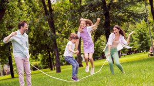 Equilibrar o uso de telas nas férias incentiva imaginação, autonomia, habilidades sociais e fortalece o vínculo afetivo (Imagem: Roman Samborskyi | Shutterstock)