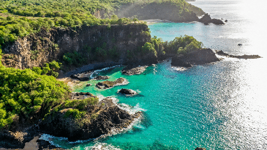 Fernando de Noronha é formado por 21 ilhas e ilhotas e abriga áreas de preservação ambiental (Imagem: Luciano Albano | Shutterstock)