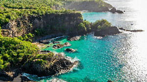 Fernando de Noronha é formado por 21 ilhas e ilhotas e abriga áreas de preservação ambiental (Imagem: Luciano Albano | Shutterstock)