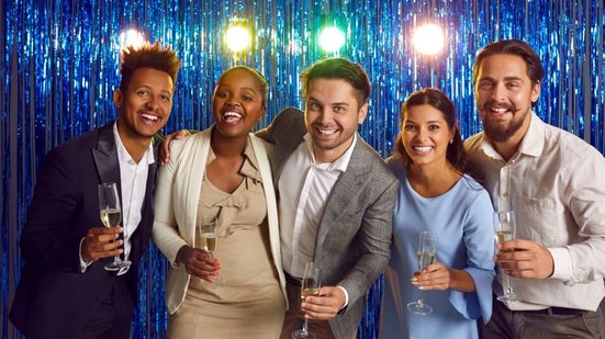 Preparar as festas corporativas cuidadosamente ajuda a garantir que elas sejam realmente positivas para os colaboradores (Imagem: Studio Romantic | Shutterstock)