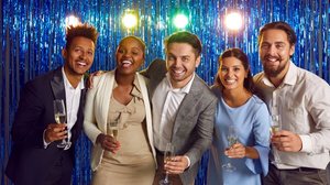 Preparar as festas corporativas cuidadosamente ajuda a garantir que elas sejam realmente positivas para os colaboradores (Imagem: Studio Romantic | Shutterstock)