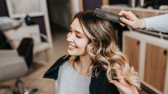Cabelos com luzes ou mechas exigem cuidados especiais para manter o brilho e a saúde dos fios (Imagem: hedgehog94 | Shutterstock)