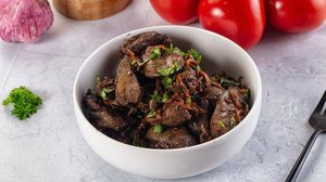 Fígado assado com cebola (Imagem: Andrey Starostin | Shutterstock)