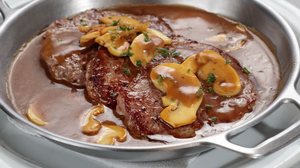 Filé mignon ao molho madeira com cogumelo (Imagem: lhmfoto | Shutterstock)