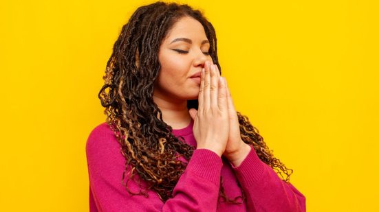 A oração é um caminho poderoso para reencontrar a confiança que sustenta a fé e reequilibrar o espírito diante dos desafios (Imagem: Bohdan Malitskiy | Shutterstock)