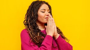 A oração é um caminho poderoso para reencontrar a confiança que sustenta a fé e reequilibrar o espírito diante dos desafios (Imagem: Bohdan Malitskiy | Shutterstock)