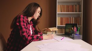 Estudar com estratégia torna o aprendizado mais eficiente (Imagem: maxim ibragimov | Shutterstock)