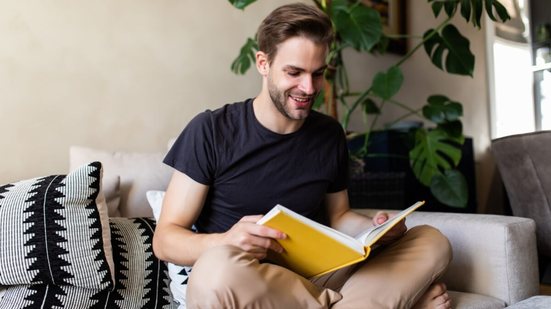 Livros para o Carnaval são ótimas companhias, seja entre um desfile e outro ou nos momentos tranquilos de descanso (Imagem: F8 studio | Shutterstock)