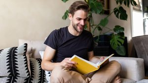 Livros para o Carnaval são ótimas companhias, seja entre um desfile e outro ou nos momentos tranquilos de descanso (Imagem: F8 studio | Shutterstock)