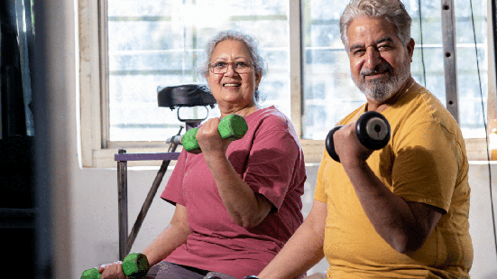 Manter a musculatura fortalecida é fundamental para a saúde dos idosos (Imagem: stockpexel | Shutterstock)