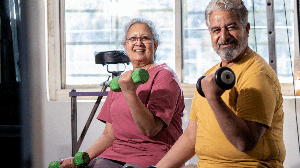 Manter a musculatura fortalecida é fundamental para a saúde dos idosos (Imagem: stockpexel | Shutterstock)