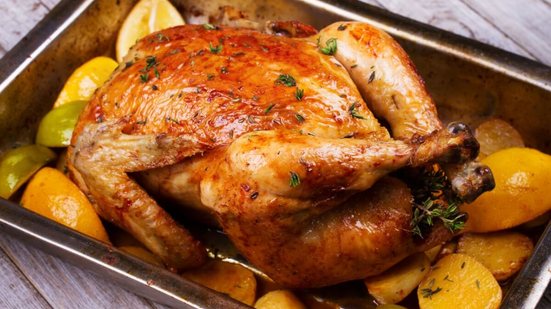 Frango assado com batata (Imagem: freeskyline
 | Shutterstock)