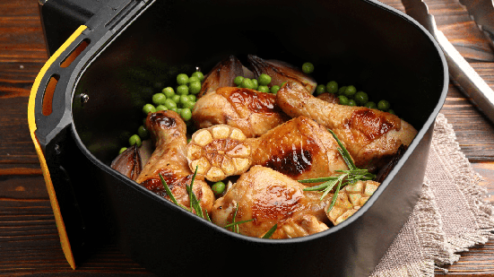 Frango assado na air fryer com alho e ervilhas (Imagem: New Africa | Shutterstock)