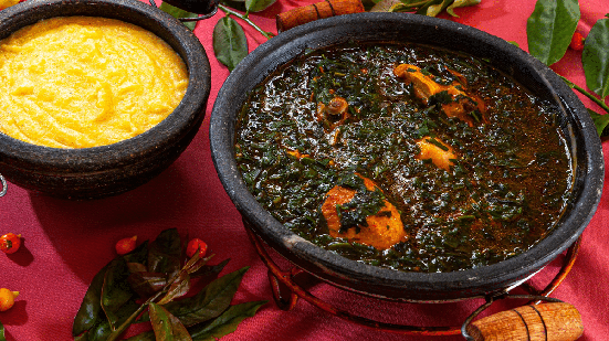 Frango caipira com ora-pro-nóbis e angu (Imagem: BY BRAZIL | Shutterstock)