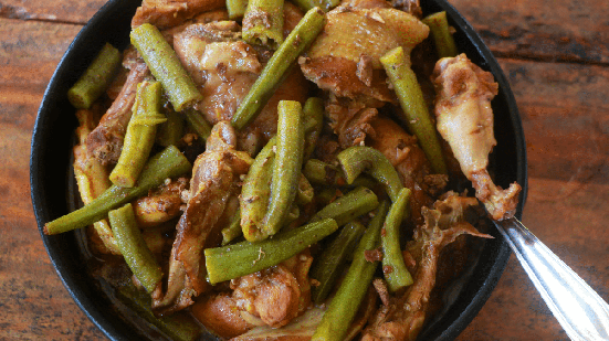 Frango caipira com quiabo é um clássico da cozinha mineira (Imagem: Gabriela Carrara | Shutterstock)