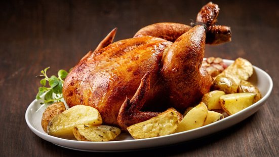 Frango assado com batata (Imagem: MaraZe | Shutterstock)