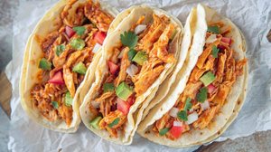 Tacos de frango desfiado (Imagem: Atsushi Hirao | Shutterstock)