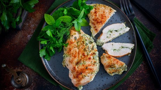 O frango cru é uma das principais fontes de contaminação alimentar (Imagem: A. Zhuravleva | Shutterstock)