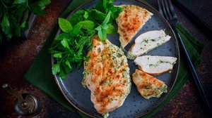 O frango cru é uma das principais fontes de contaminação alimentar (Imagem: A. Zhuravleva | Shutterstock)