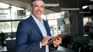 A escolha entre franquia e negócio próprio envolve planejamento, perfil empreendedor e avaliação dos riscos e oportunidades de cada modelo (Imagem: insta_photos | Shutterstock)