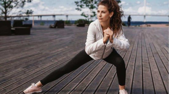 Movimentar o corpo no inverno é importante para manter a saúde e o bem-estar (Imagem: muse studio | Shutterstock)