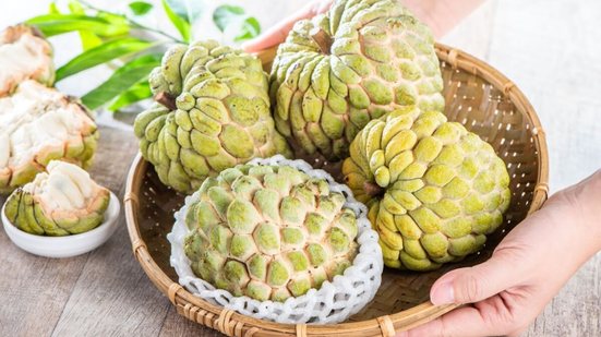 A fruta-do-conde tem uma alta qualidade nutricional e é muito apreciada na culinária (Imagem: Romix Image | Shutterstock)