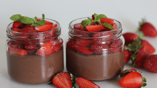 Morango com creme de chocolate (Imagem: Trending Now | Shutterstock)