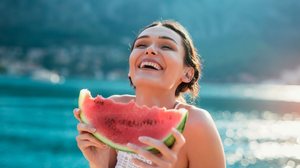 As frutas da estação são aliadas poderosas da hidratação e benéficas para a saúde (Imagem: adriaticfoto | Shutterstock)