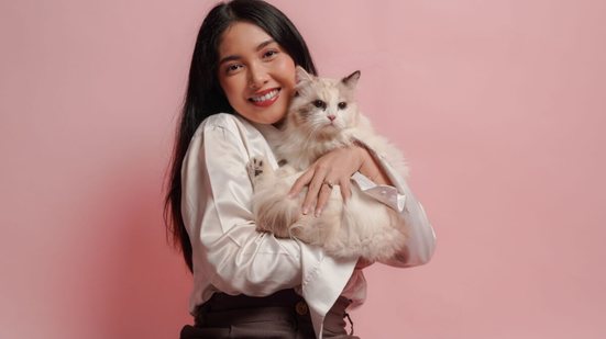 Algumas raças de gatos se destacam justamente por serem sociáveis e afetuosas (Imagem: Reezky Pradata | Shutterstock)