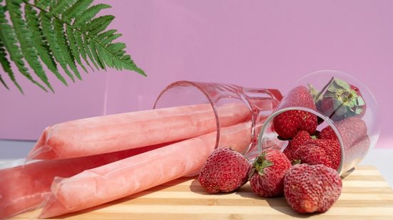 Geladinho de morango com leite de coco (Imagem: SashkaB | Shutterstock)