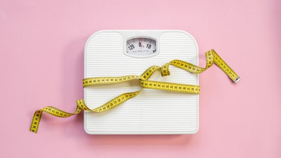 O DNA pode influenciar, mas não determina o ganho de peso (Imagem: 9dream studio | Shutterstock)