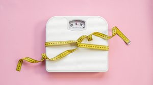 O DNA pode influenciar, mas não determina o ganho de peso (Imagem: 9dream studio | Shutterstock)