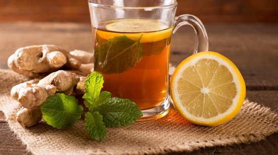 Chá de gengibre com limão-siciliano e hortelã (Imagem: brandcrafts | Shutterstock)