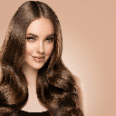 O glass hair aposta em fios com brilho intenso, aparência sedosa e acabamento polido (Imagem: Sofia Zhuravetc | Shutterstock)