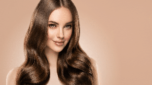 O glass hair aposta em fios com brilho intenso, aparência sedosa e acabamento polido (Imagem: Sofia Zhuravetc | Shutterstock)