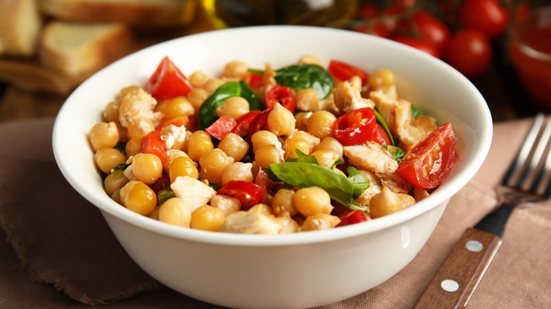 Salada de grão-de-bico com frango (Imagem: New Africa | Shutterstock)