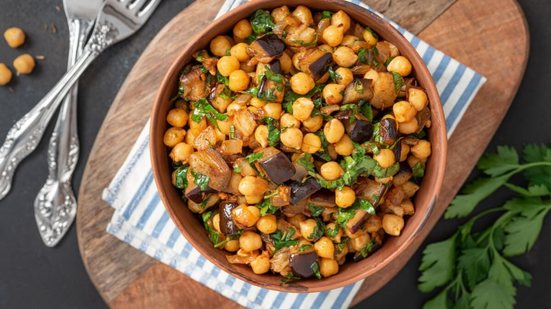 Grão-de-bico com berinjela (Imagem: Mila Bond | Shutterstock)