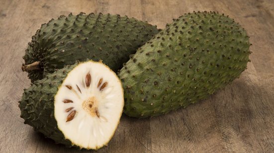 A graviola, além de saborosa, oferece diversos benefícios para a saúde (Imagem: Paulo Vilela | Shutterstock)