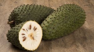 A graviola, além de saborosa, oferece diversos benefícios para a saúde (Imagem: Paulo Vilela | Shutterstock)